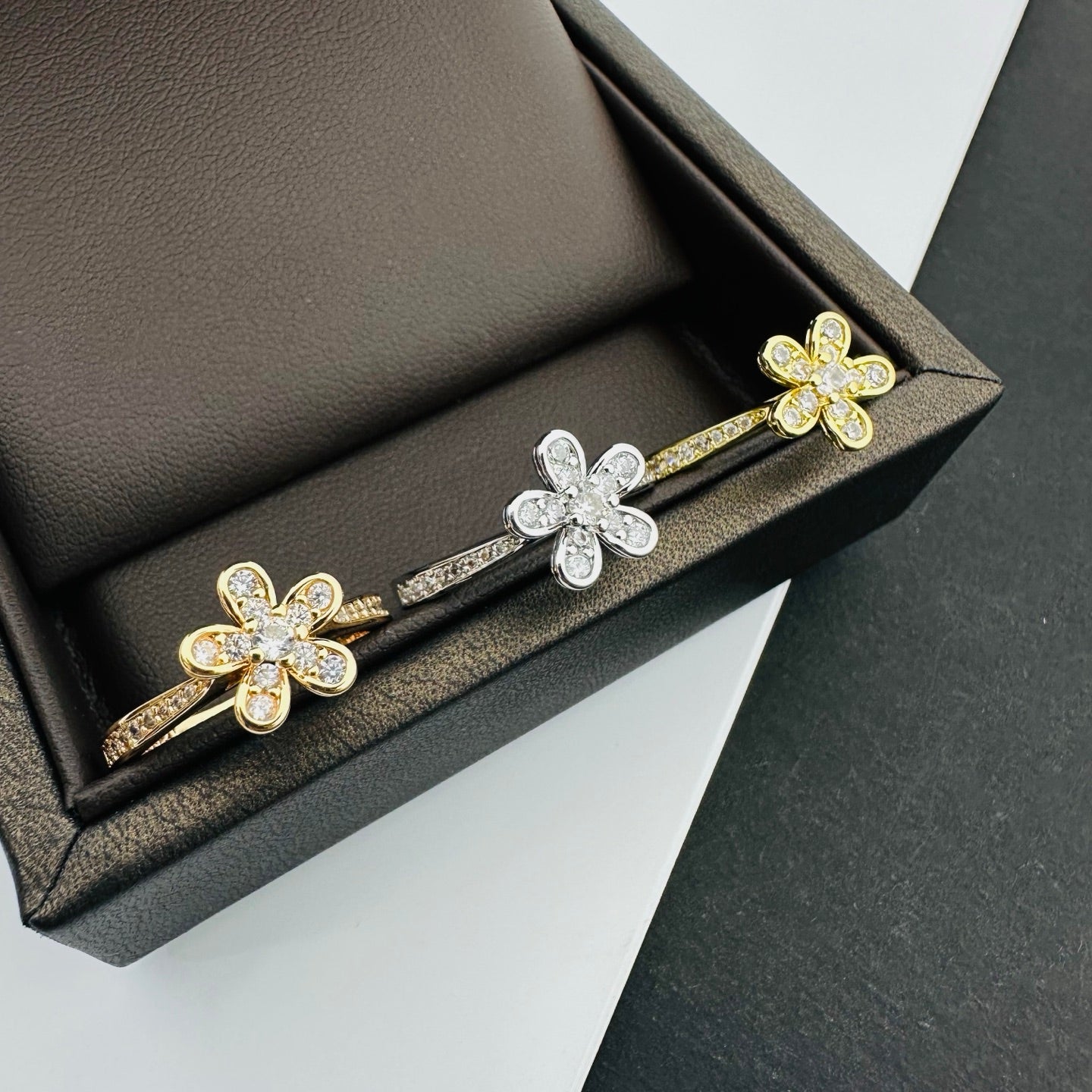 VAN CLEEF & ARPELS SWEET ALHAMBRA FLOWER RING – FULL SET – 1:1 HIGH END