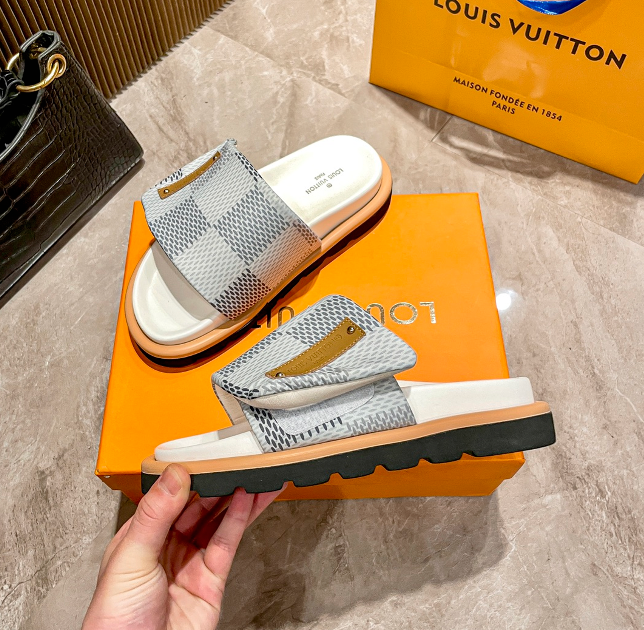 LOUIS VUITTON POOL PILLOW COMFORT DAMIER SANDALS – FULL SET – 1:1 HIGH END