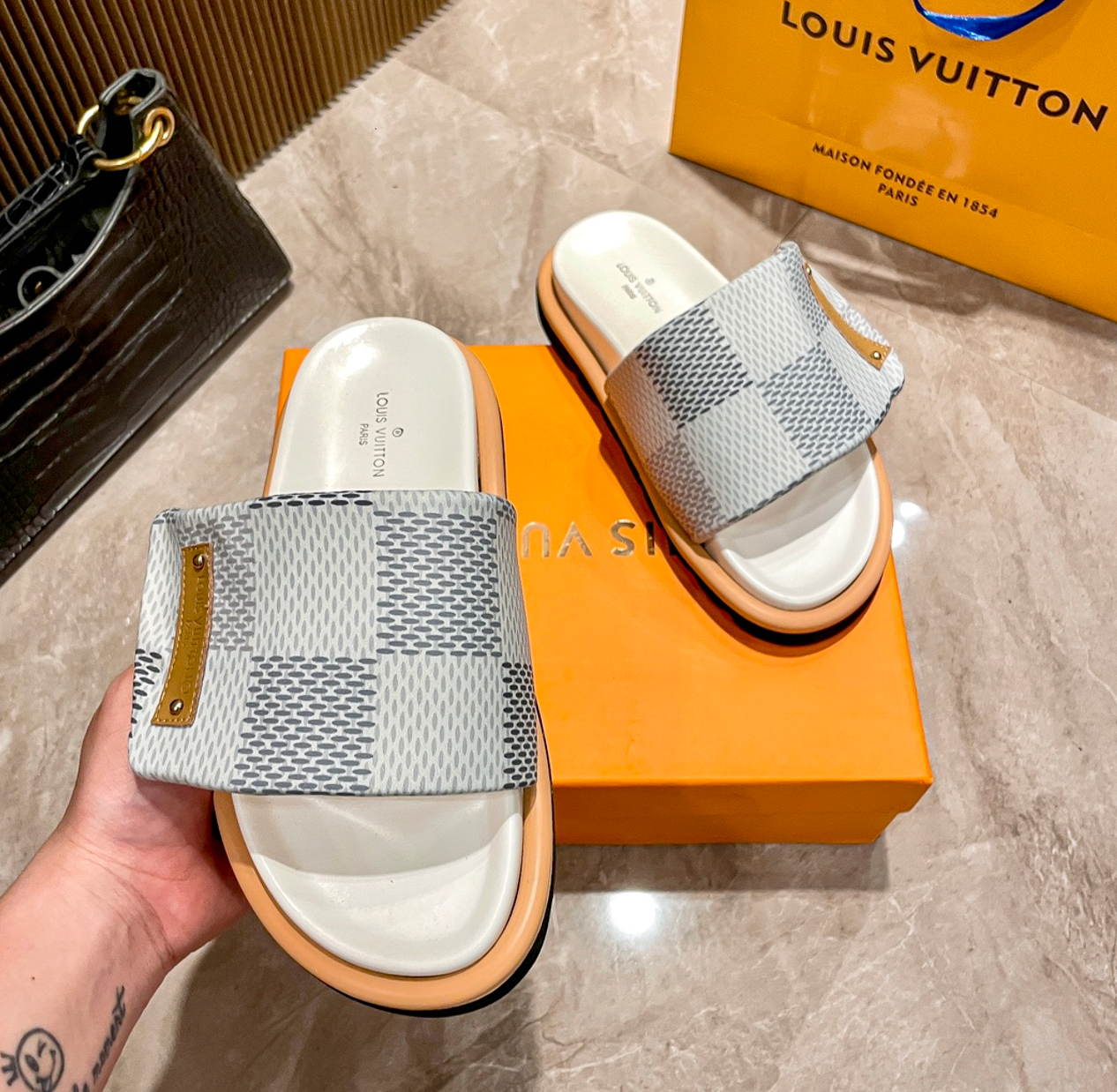 LOUIS VUITTON POOL PILLOW COMFORT DAMIER SANDALS – FULL SET – 1:1 HIGH END
