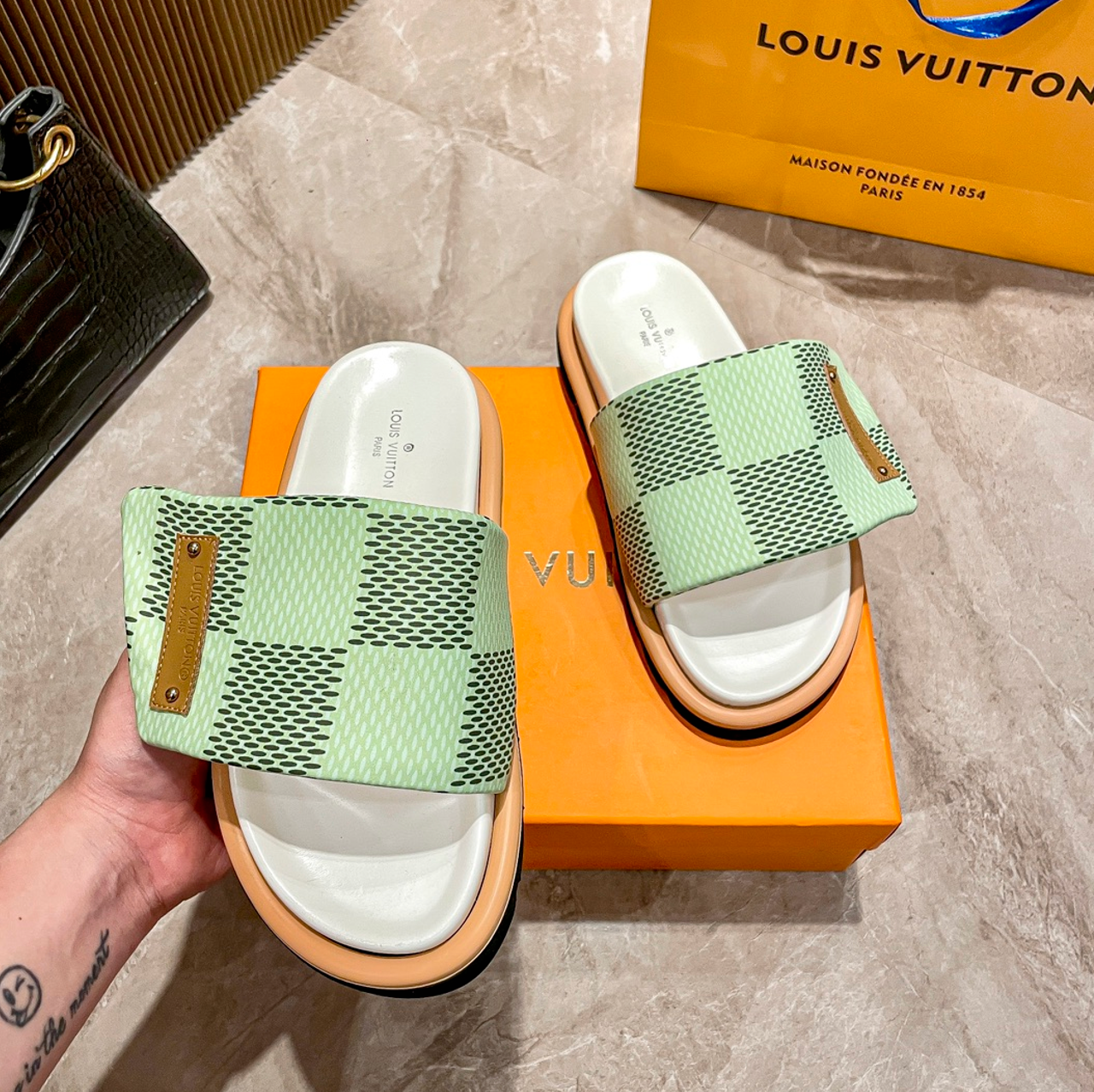 LOUIS VUITTON POOL PILLOW COMFORT DAMIER SANDALS – FULL SET – 1:1 HIGH END
