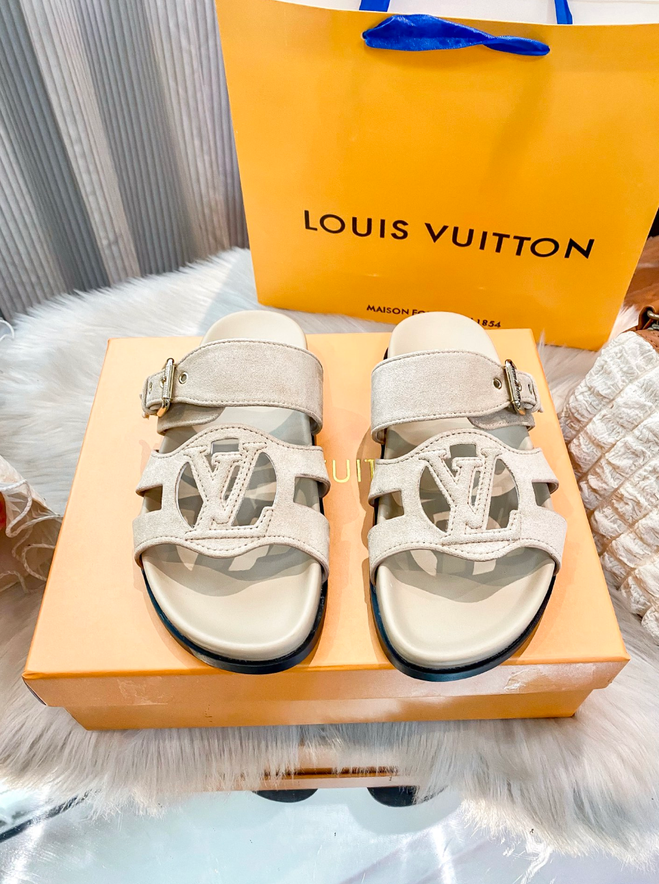 LOUIS VUITTON LV ISOLA COMFORT FLAT SANDALS – FULL SET – 1:1 HIGH END