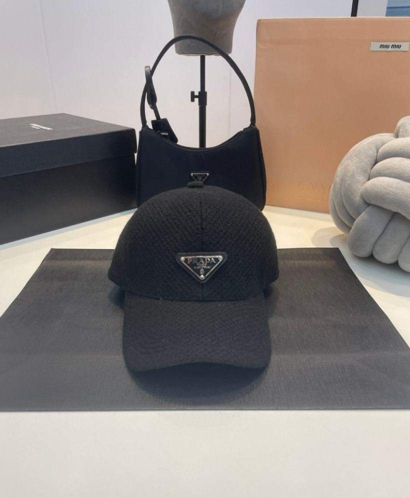PRADA TEXTURED KNIT TRIANGLE LOGO CAP – 1:1 HIGH END