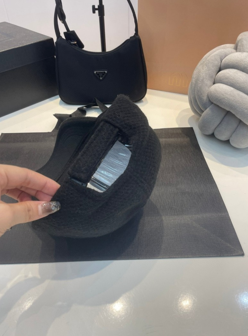 PRADA TEXTURED KNIT TRIANGLE LOGO CAP – 1:1 HIGH END