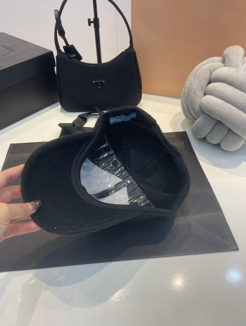 PRADA TEXTURED KNIT TRIANGLE LOGO CAP – 1:1 HIGH END
