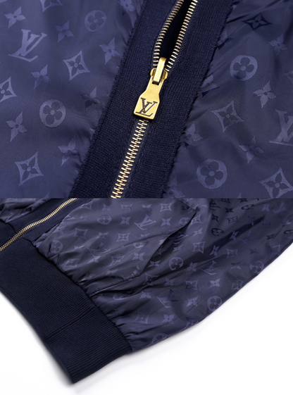 LOUIS VUITTON 26FW DOUBLE-SIDED BLEND LOGO BADGE SWEATSHIRT – NAVY BLUE – HIGH END