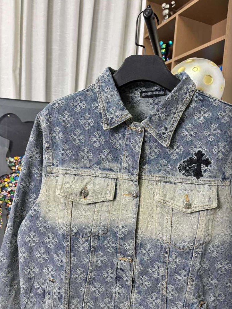CHROME HEARTS CH ALL-OVER LOGO EMBOSSED GRADIENT DIAMOND DENIM JACKET – 1:1 HIGH END