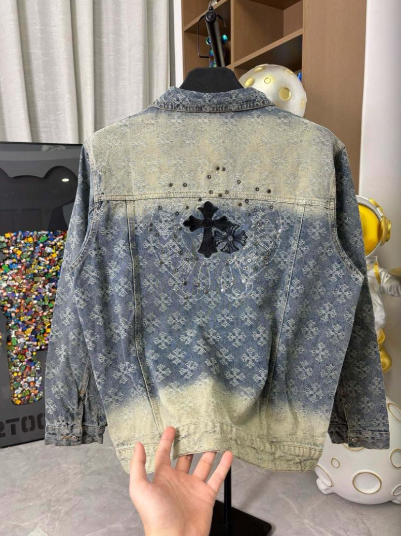 CHROME HEARTS CH ALL-OVER LOGO EMBOSSED GRADIENT DIAMOND DENIM JACKET – 1:1 HIGH END