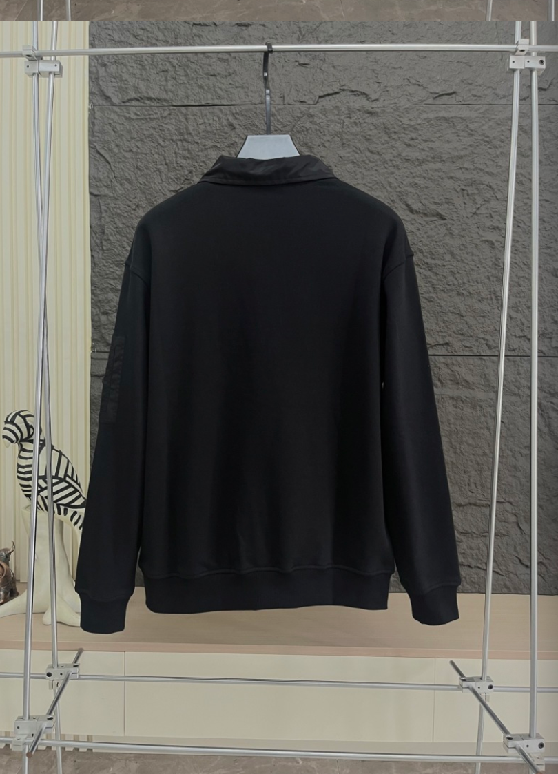 PRADA 2026FW CONTRAST COLLAR HALF-ZIP CARGO POCKET SWEATER – 1:1 HIGH END