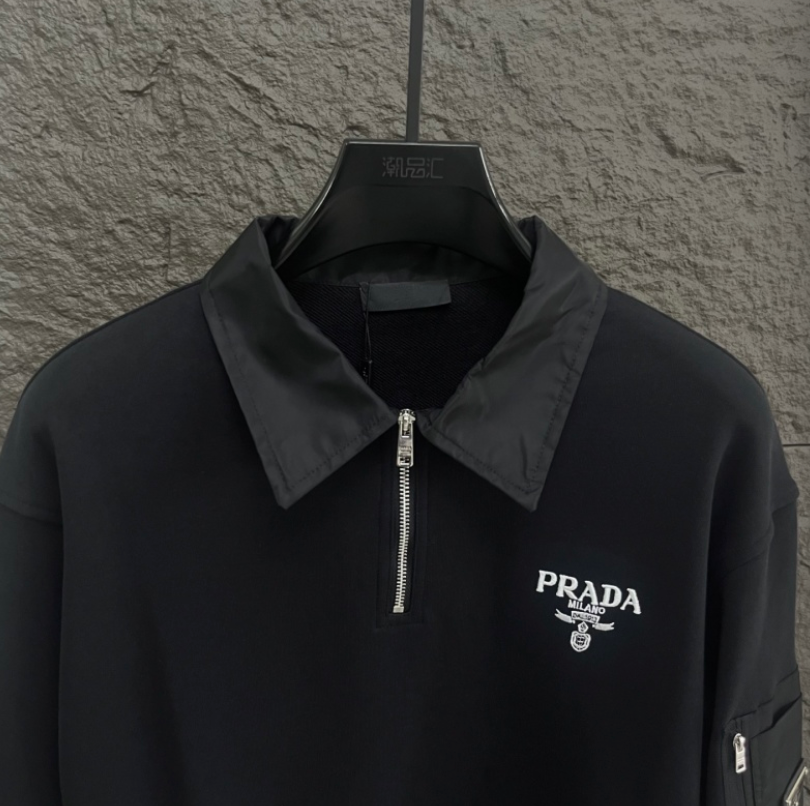 PRADA 2026FW CONTRAST COLLAR HALF-ZIP CARGO POCKET SWEATER – 1:1 HIGH END