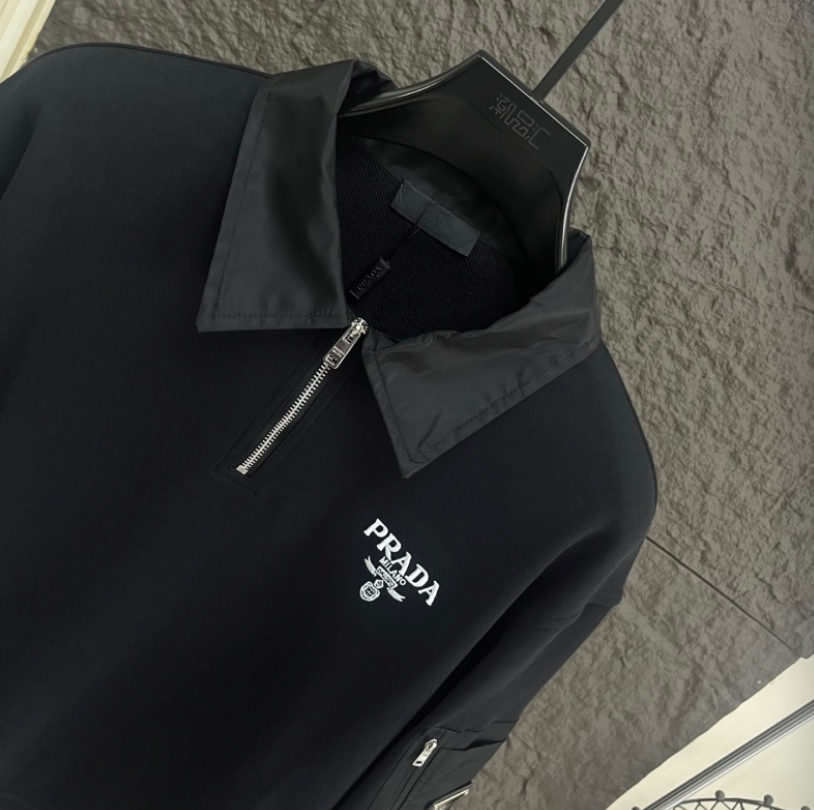 PRADA 2026FW CONTRAST COLLAR HALF-ZIP CARGO POCKET SWEATER – 1:1 HIGH END