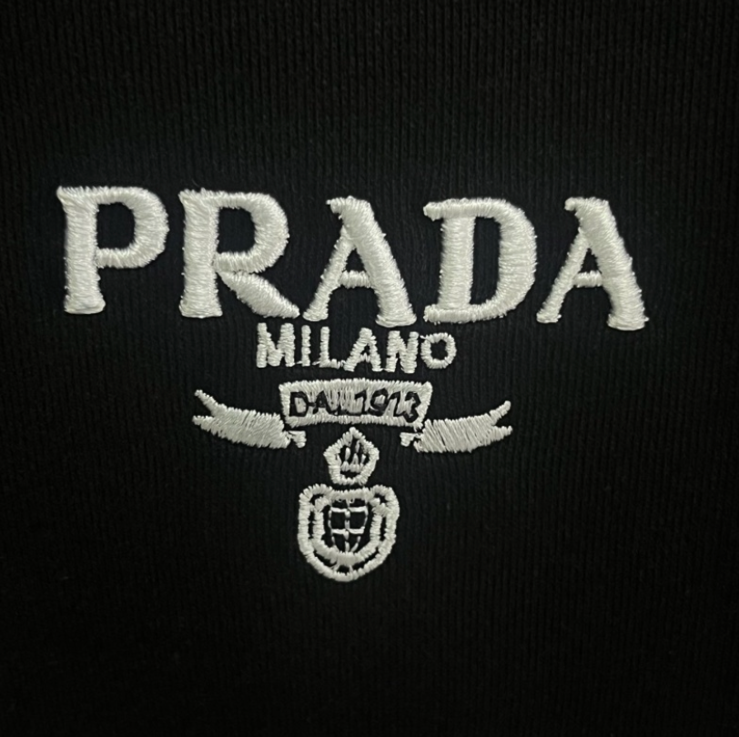 PRADA 2026FW CONTRAST COLLAR HALF-ZIP CARGO POCKET SWEATER – 1:1 HIGH END
