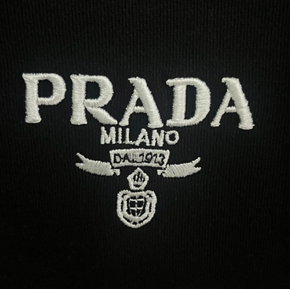 PRADA 2026FW CONTRAST COLLAR HALF-ZIP CARGO POCKET SWEATER – 1:1 HIGH END
