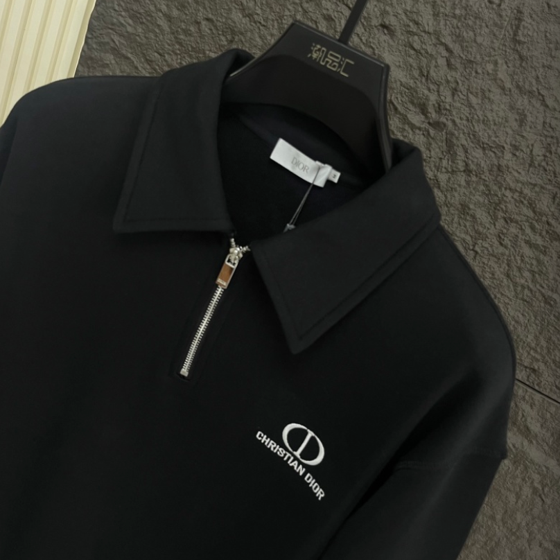 DIOR 2026FW CD MINIMALIST EMBROIDERED HALF-ZIP POLO SWEATER – 1:1 HIGH END