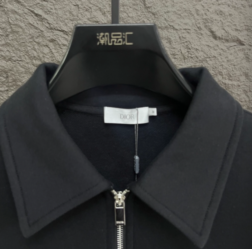DIOR 2026FW CD MINIMALIST EMBROIDERED HALF-ZIP POLO SWEATER – 1:1 HIGH END