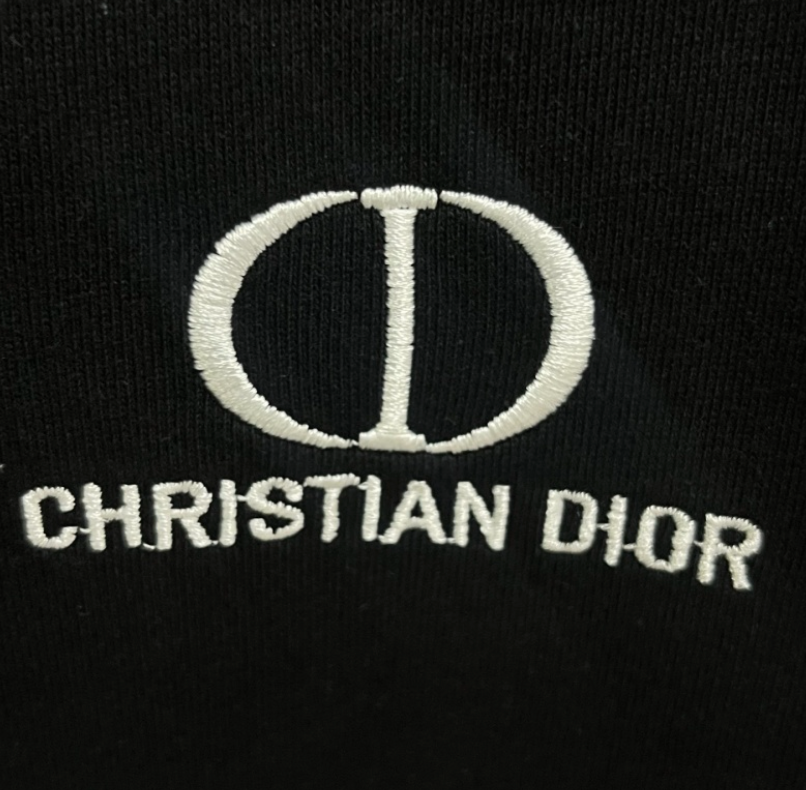 DIOR 2026FW CD MINIMALIST EMBROIDERED HALF-ZIP POLO SWEATER – 1:1 HIGH END