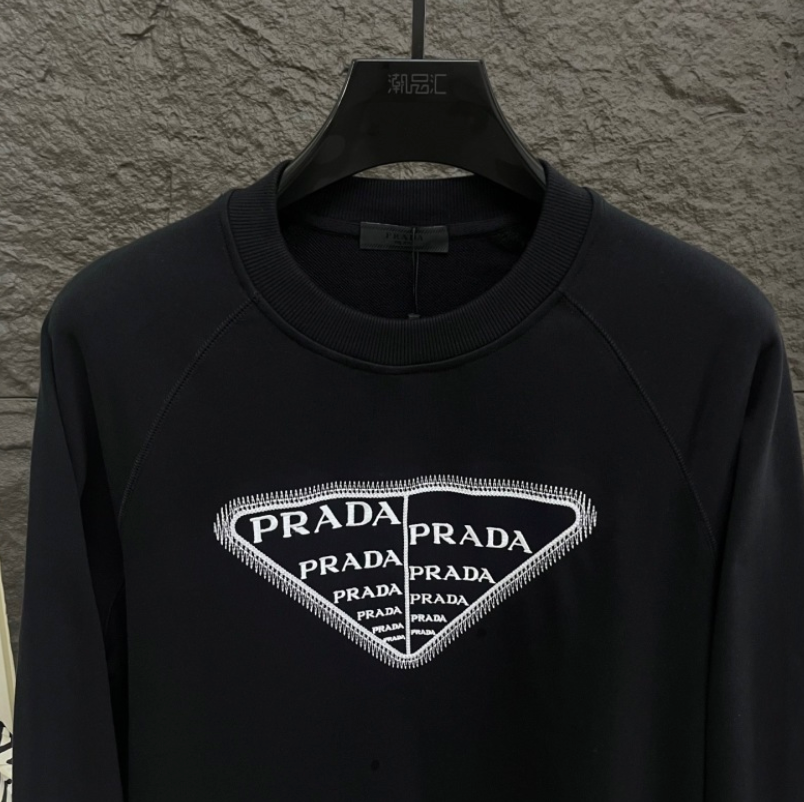 PRADA 2026FW MULTI-TRIANGLE LOGO EMBROIDERED CREWNECK SWEATSHIR – 1:1 HIGH END