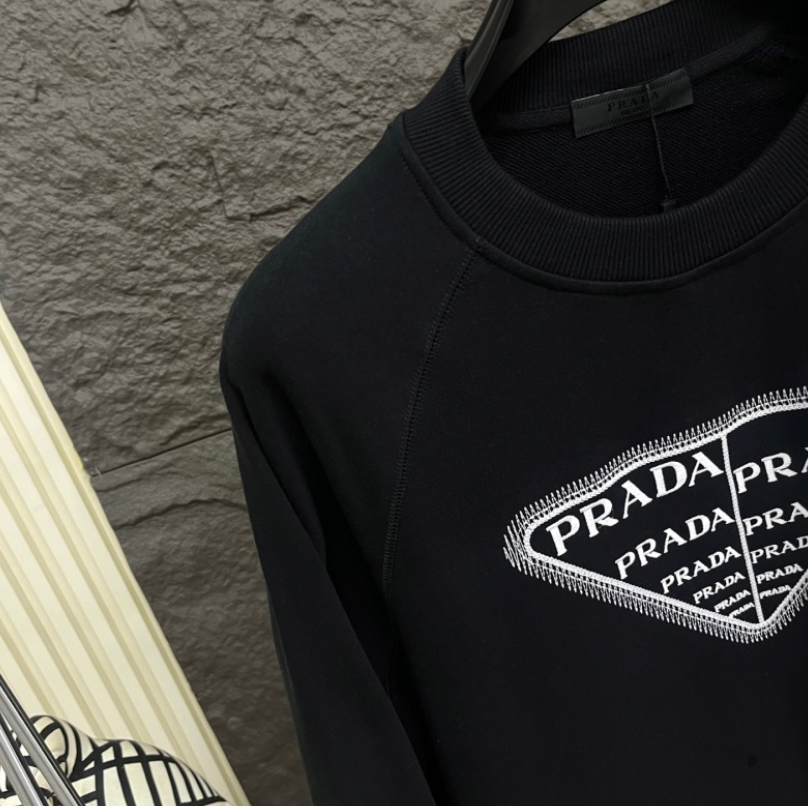 PRADA 2026FW MULTI-TRIANGLE LOGO EMBROIDERED CREWNECK SWEATSHIR – 1:1 HIGH END