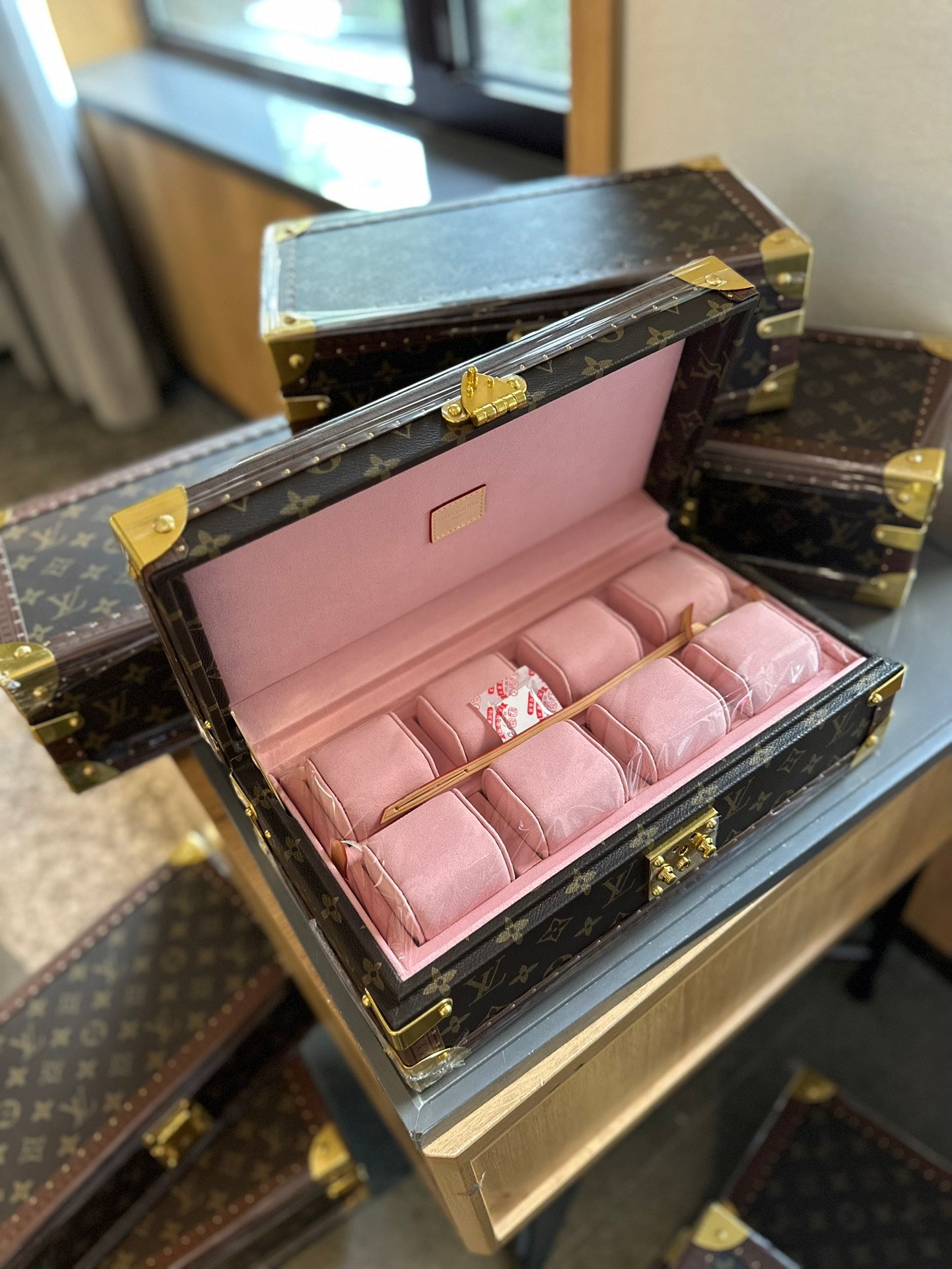 LOUIS VUITTON  COFFRET 8 MONTRES – Full Set  - 1:1 HIGH END