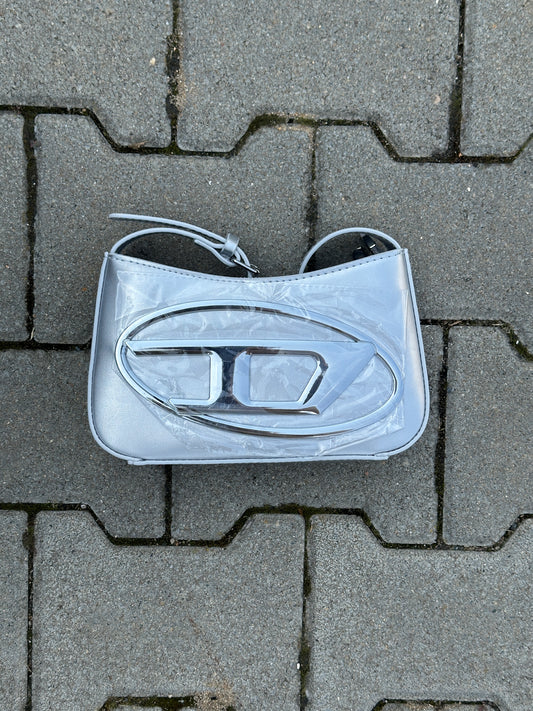 DIESEL HANDTASCHE SILBER MIT OVALEM D-LOGO AUS METALL | 1:1 REPLICA