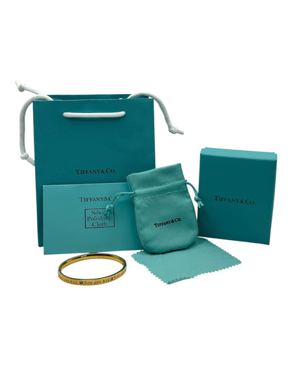 Tiffany & Co. Klassisches Armband mit Logogravur in Gold