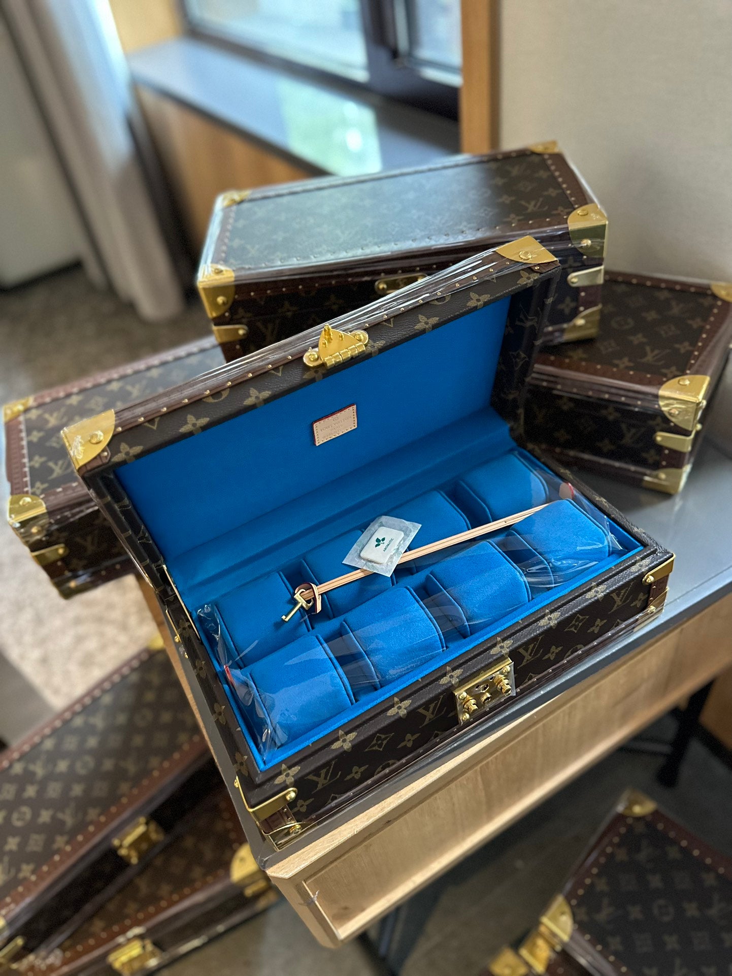 LOUIS VUITTON  COFFRET 8 MONTRES – Full Set  - 1:1 HIGH END
