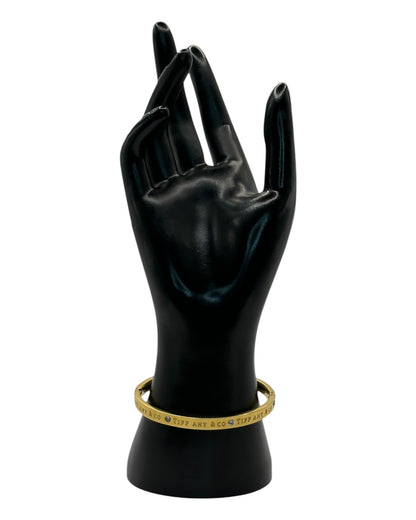 Tiffany & Co. Klassisches Armband mit Logogravur in Gold