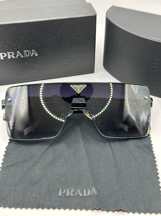 Prada Sonnenbrille in Schwarz mit dunkle Gläser P2