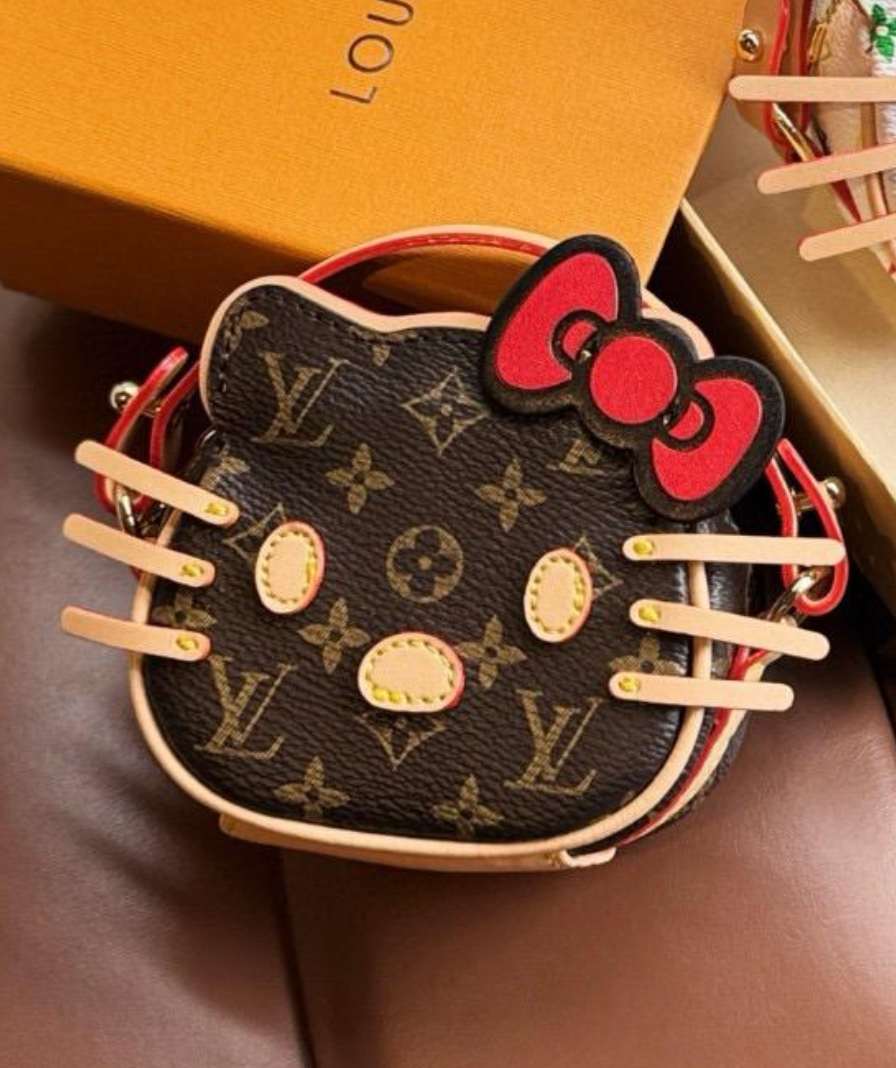 LOUIS VUITTON & HELLO KITTY - SCHLÜSSELANHÄNGER / KEYCHAIN SET - MIT BOX - HIGH END 1:1