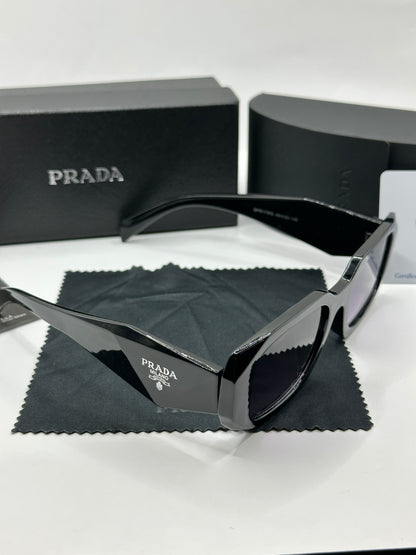 Prada Sonnenbrille in Schwarz mit lilafarbenen Gläser P4