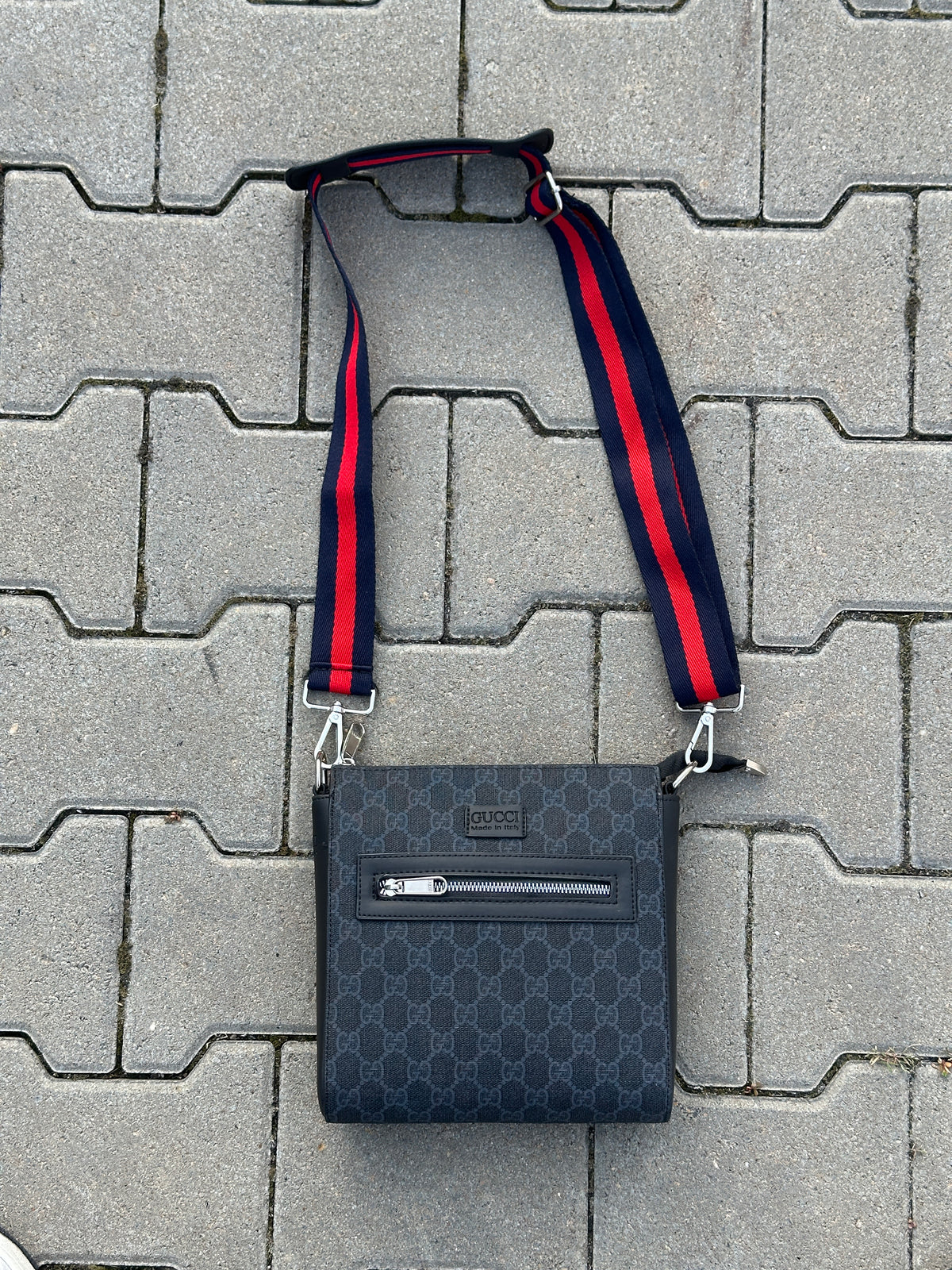GUCCI HERRENTASCHE MIT SCHWARZEM GG-MONOGRAMM UND ROTEM/BLAUEM STREIFEN | 1:1 REPLICA | PU LEDER