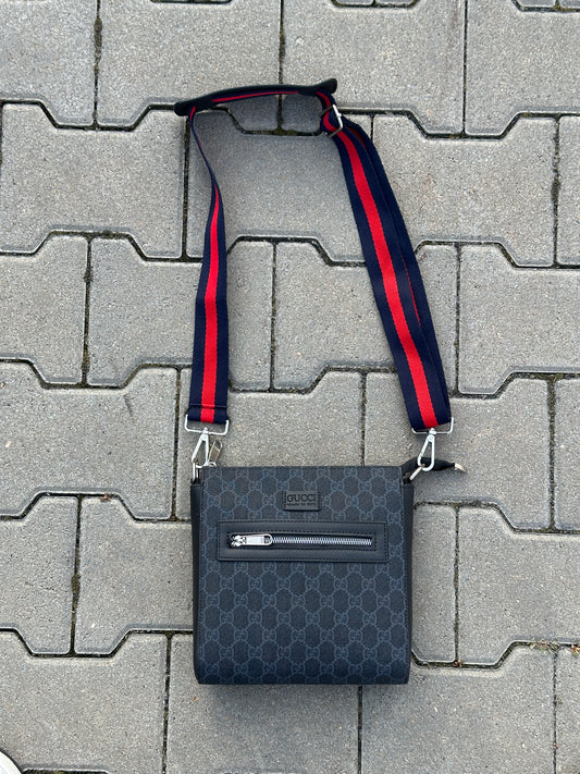GUCCI HERRENTASCHE MIT SCHWARZEM GG-MONOGRAMM UND ROTEM/BLAUEM STREIFEN | 1:1 REPLICA | PU LEDER