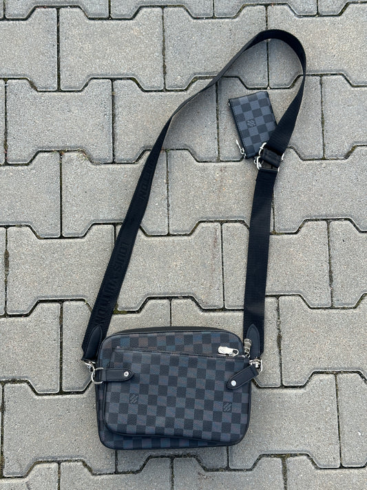 LOUIS VUITTON UMHÄNGETASCHE MIT DAMIER-MUSTER IN SCHWARZ UND MIT 2 POCHETTEN 1:1 REPLICA | PU LEDER