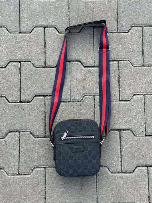 GUCCI HERRENTASCHE MIT SCHWARZEM GG-MONOGRAMM UND ROTEM/BLAUEM STREIFEN | 1:1 REPLICA | PU LEDER