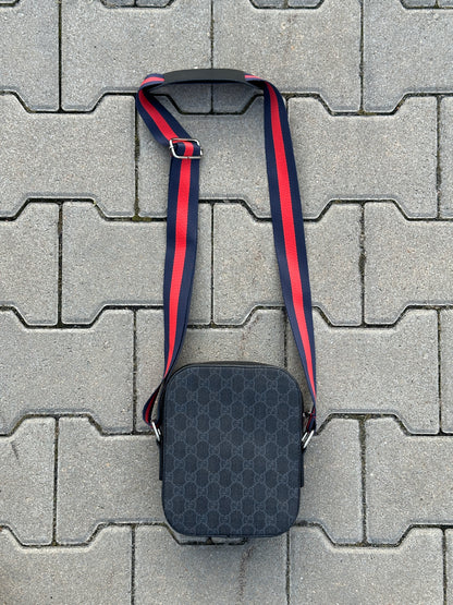 GUCCI HERRENTASCHE MIT SCHWARZEM GG-MONOGRAMM UND ROTEM/BLAUEM STREIFEN | 1:1 REPLICA | PU LEDER