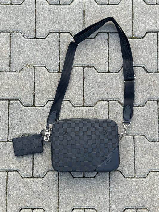 LOUIS VUITTON UMHÄNGETASCHE MIT DAMIER-MUSTER IN SCHWARZ UND MIT EINE POCHETTE 1:1 REPLICA | PU LEDER