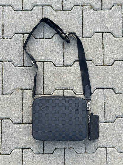 LOUIS VUITTON UMHÄNGETASCHE MIT DAMIER-MUSTER IN SCHWARZ UND MIT EINE POCHETTE 1:1 REPLICA | PU LEDER