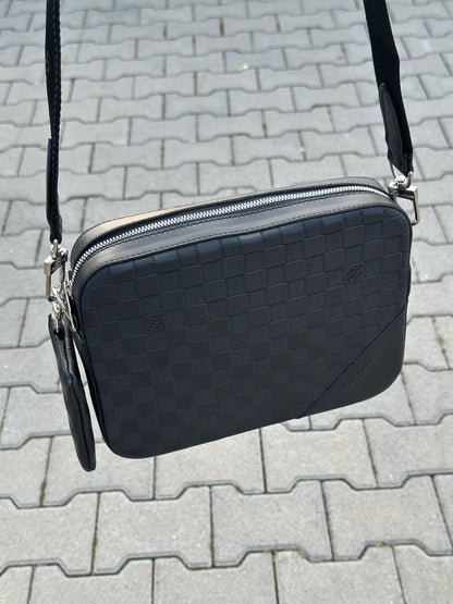 LOUIS VUITTON UMHÄNGETASCHE MIT DAMIER-MUSTER IN SCHWARZ UND MIT EINE POCHETTE 1:1 REPLICA | PU LEDER