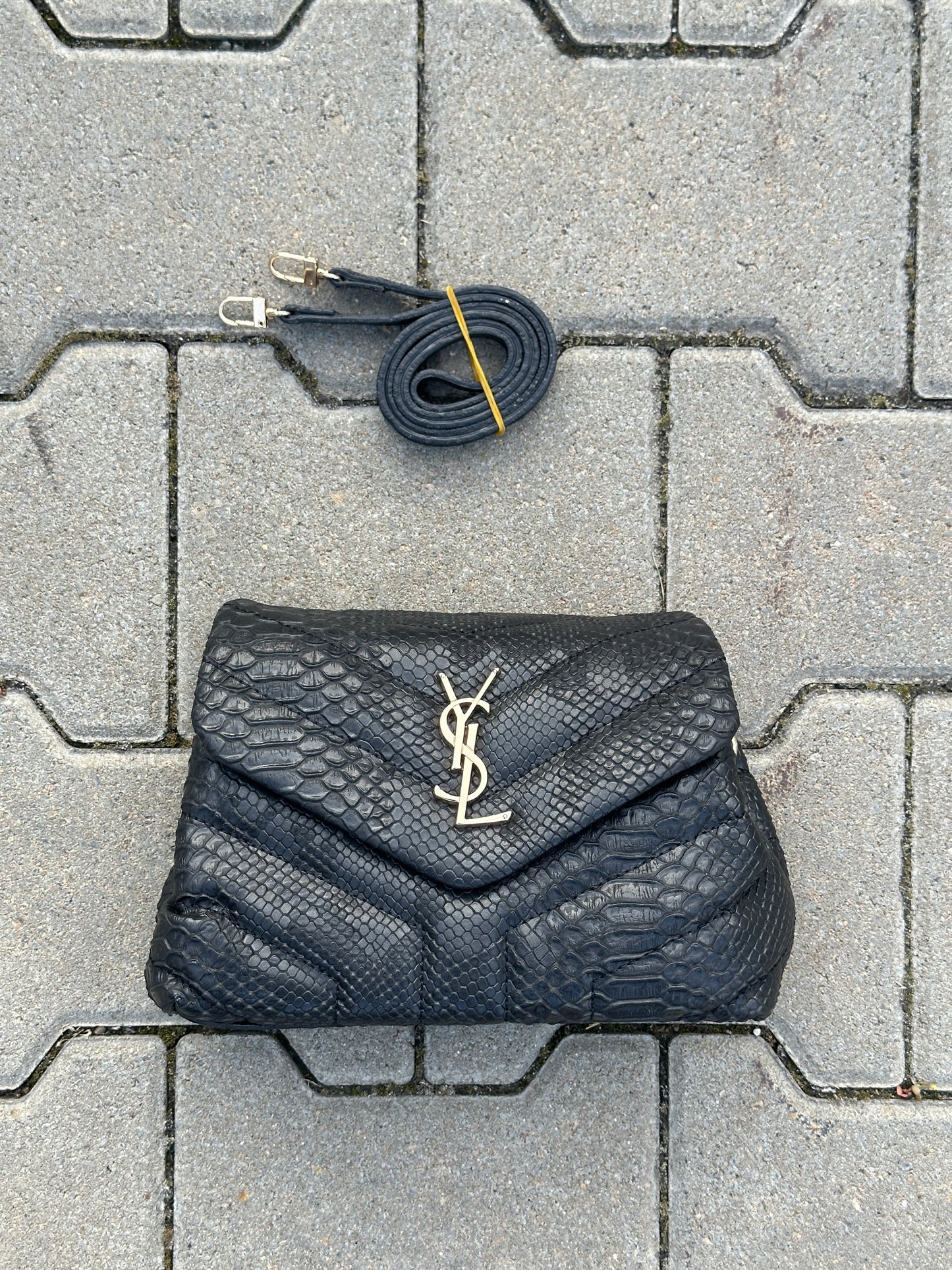 SAINT LAURENT TASCHE MIT SNAKE-PRINT IN SCHWARZ MIT GOLDFARBENEM LOGO | 1:1 REPLICA