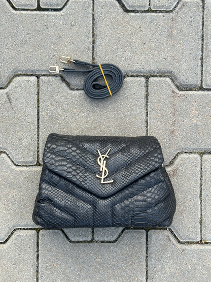 SAINT LAURENT TASCHE MIT SNAKE-PRINT IN SCHWARZ MIT GOLDFARBENEM LOGO | 1:1 REPLICA