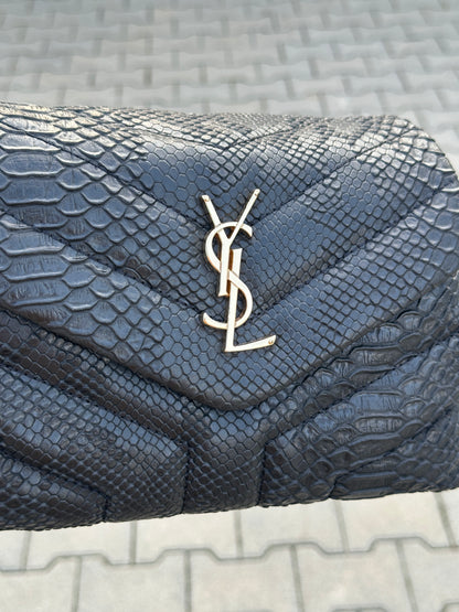 SAINT LAURENT TASCHE MIT SNAKE-PRINT IN SCHWARZ MIT GOLDFARBENEM LOGO | 1:1 REPLICA