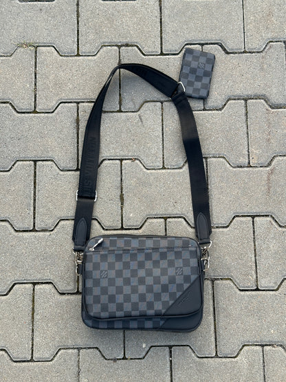 LOUIS VUITTON UMHÄNGETASCHE MIT DAMIER-MUSTER IN SCHWARZ UND MIT 2 POCHETTEN 1:1 REPLICA | PU LEDER