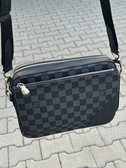 LOUIS VUITTON UMHÄNGETASCHE MIT DAMIER-MUSTER IN SCHWARZ UND MIT 2 POCHETTEN 1:1 REPLICA | PU LEDER