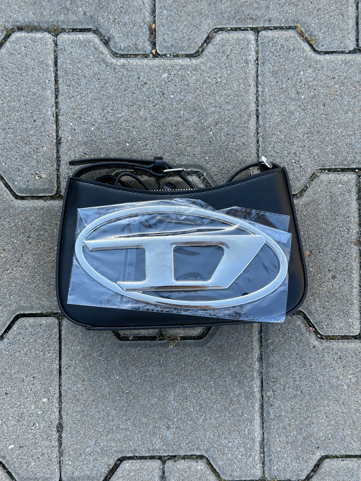 DIESEL HANDTASCHE SCHWARZ MIT OVALEM D-LOGO AUS METALL | 1:1 REPLICA