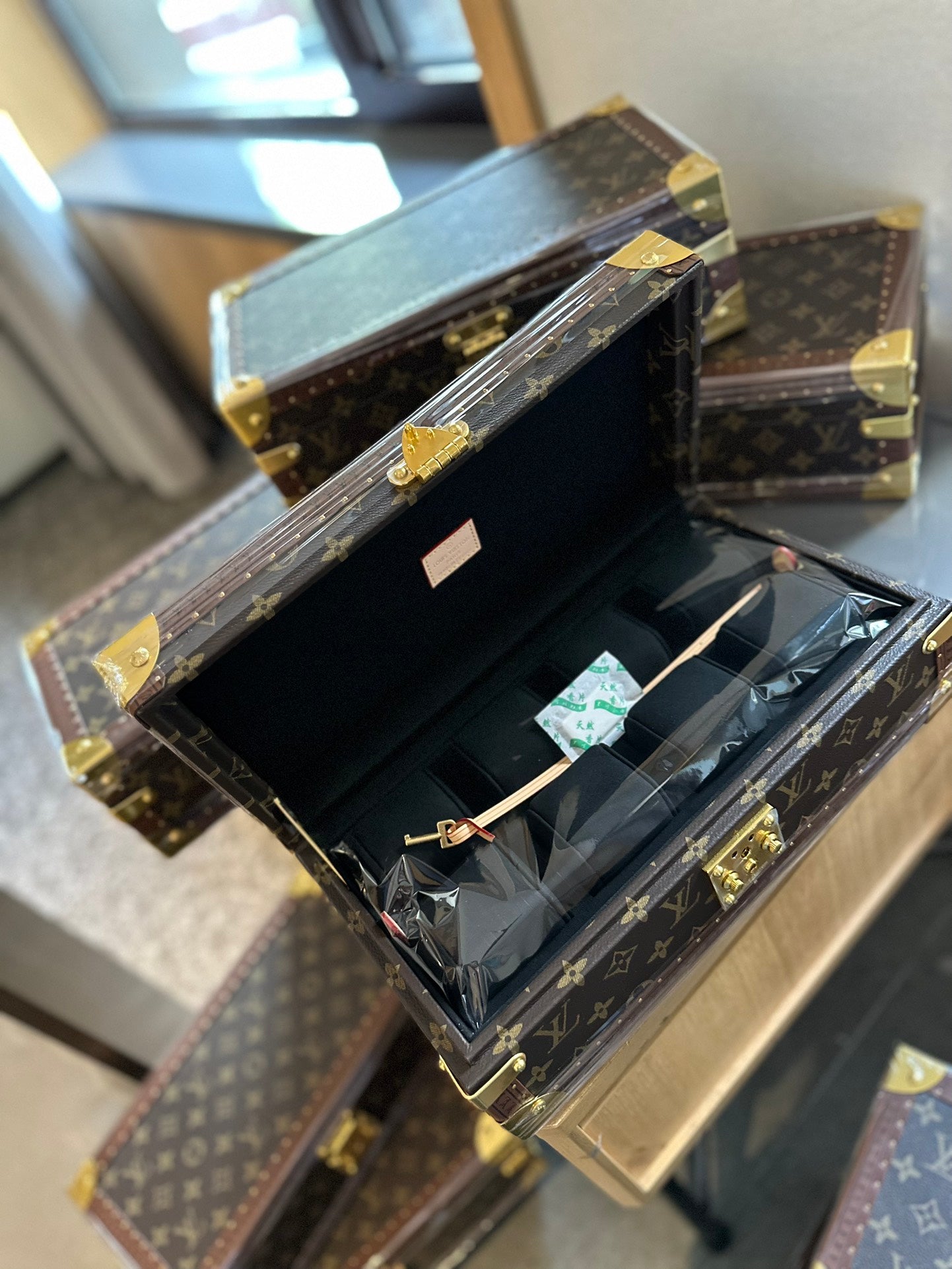 LOUIS VUITTON  COFFRET 8 MONTRES – Full Set  - 1:1 HIGH END
