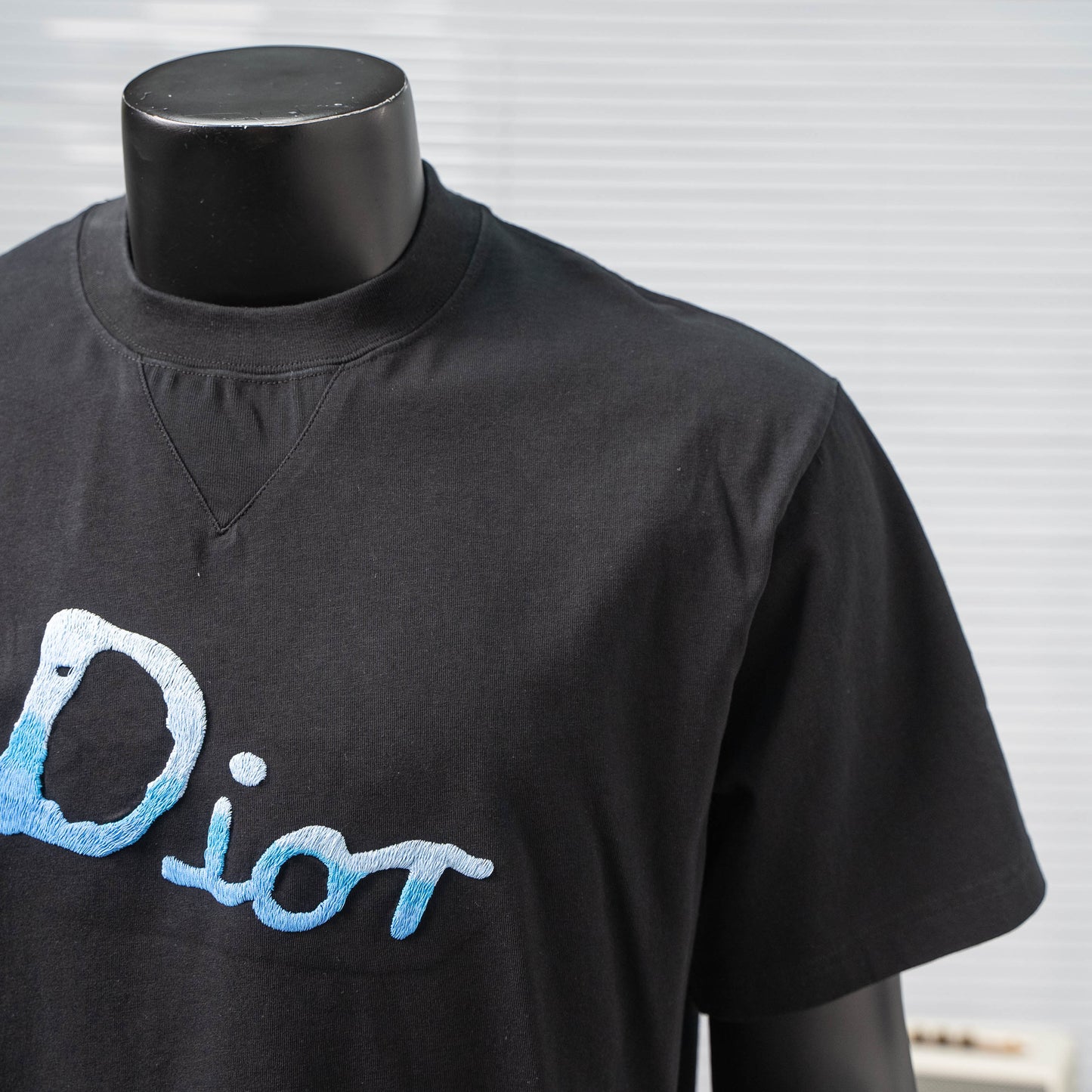 DIOR GRADIENT GRAFFITI EMBROIDERY T-SHIRT– 1:1 HIGH END