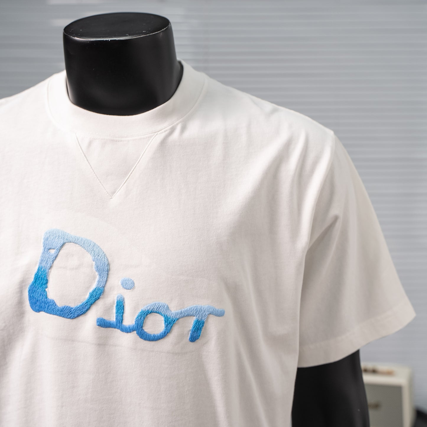DIOR GRADIENT GRAFFITI EMBROIDERY T-SHIRT– 1:1 HIGH END